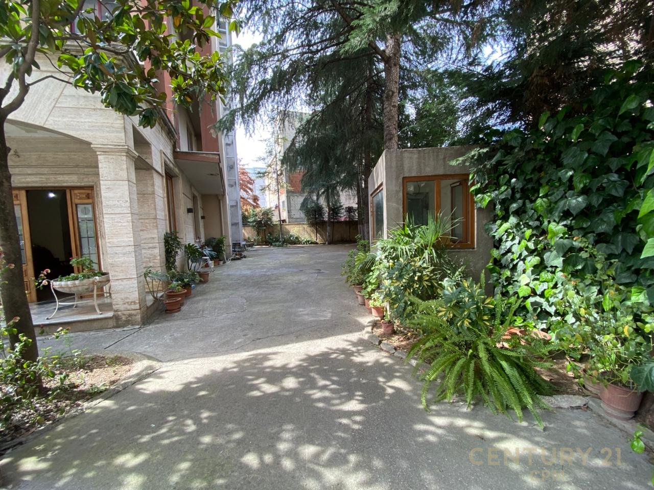 EXCLUSIVE! WE RENT BUSINESS PREMISES 5 FLOORS NEAR THE LAST STATION OF NEW TIRANA