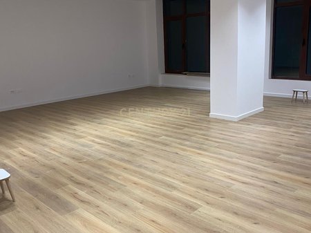 Ambient biznesi 80 m² me qira, kati 1, përballë Vila L.