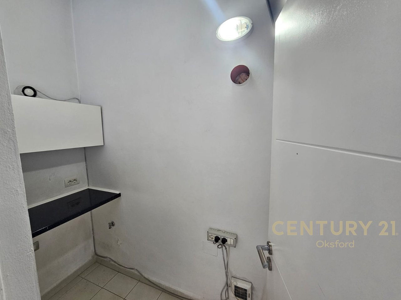 DUE UFFICI SU DUE PIANI IN AFFITTO IN UN EDIFICIO FINO AL 21 DICEMBRE!