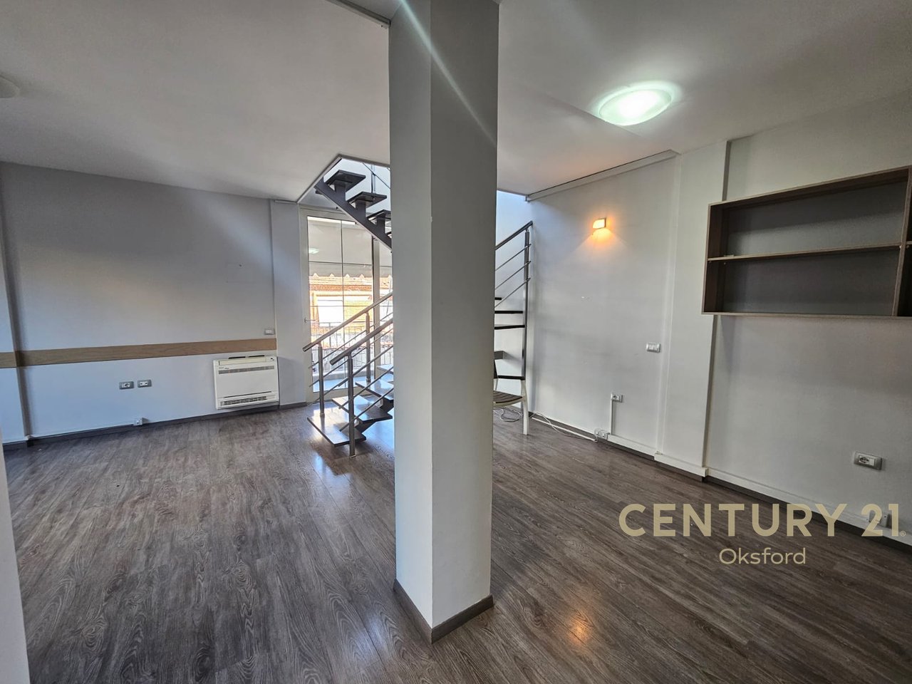 DUE UFFICI SU DUE PIANI IN AFFITTO IN UN EDIFICIO FINO AL 21 DICEMBRE!