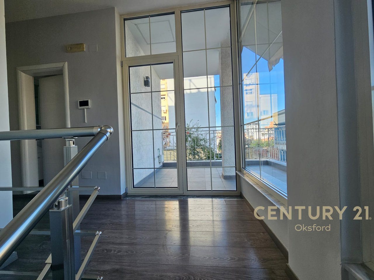 DUE UFFICI SU DUE PIANI IN AFFITTO IN UN EDIFICIO FINO AL 21 DICEMBRE!