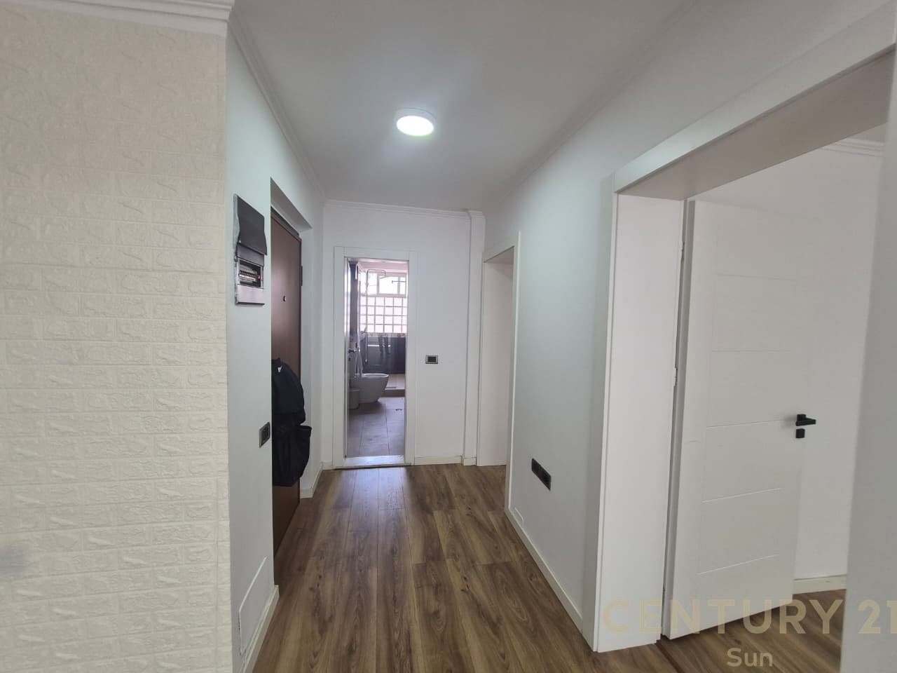 Jepet ambient zyre me qira – 80 m² | Zona 21 Dhjetori prane Garden Building!