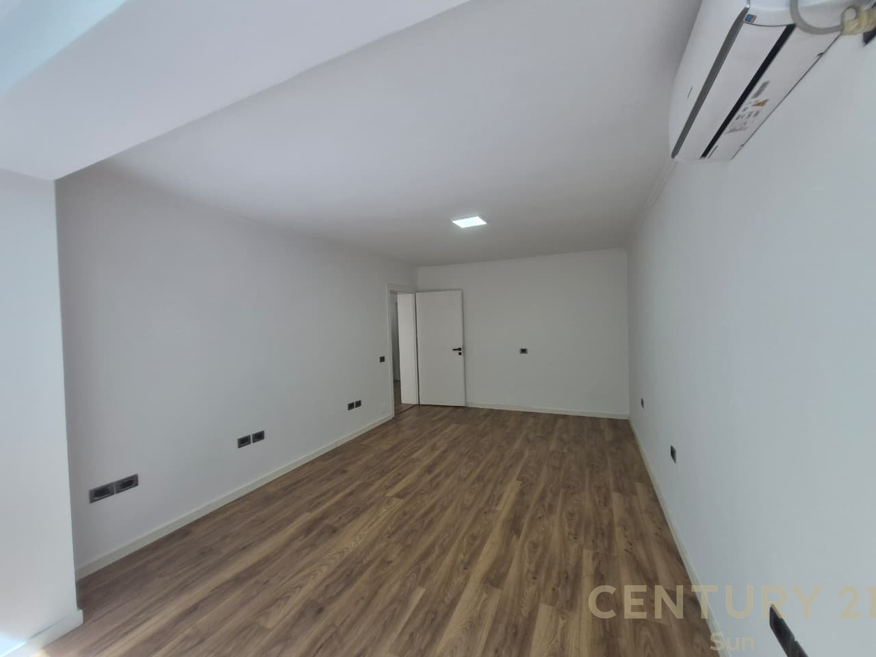 Jepet ambient zyre me qira – 80 m² | Zona 21 Dhjetori prane Garden Building!