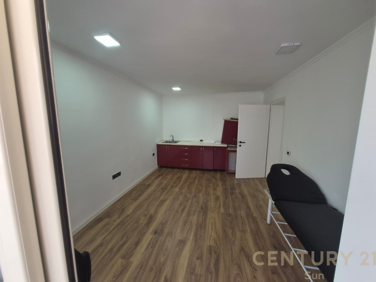 Jepet ambient zyre me qira – 80 m² | Zona 21 Dhjetori prane Garden Building!