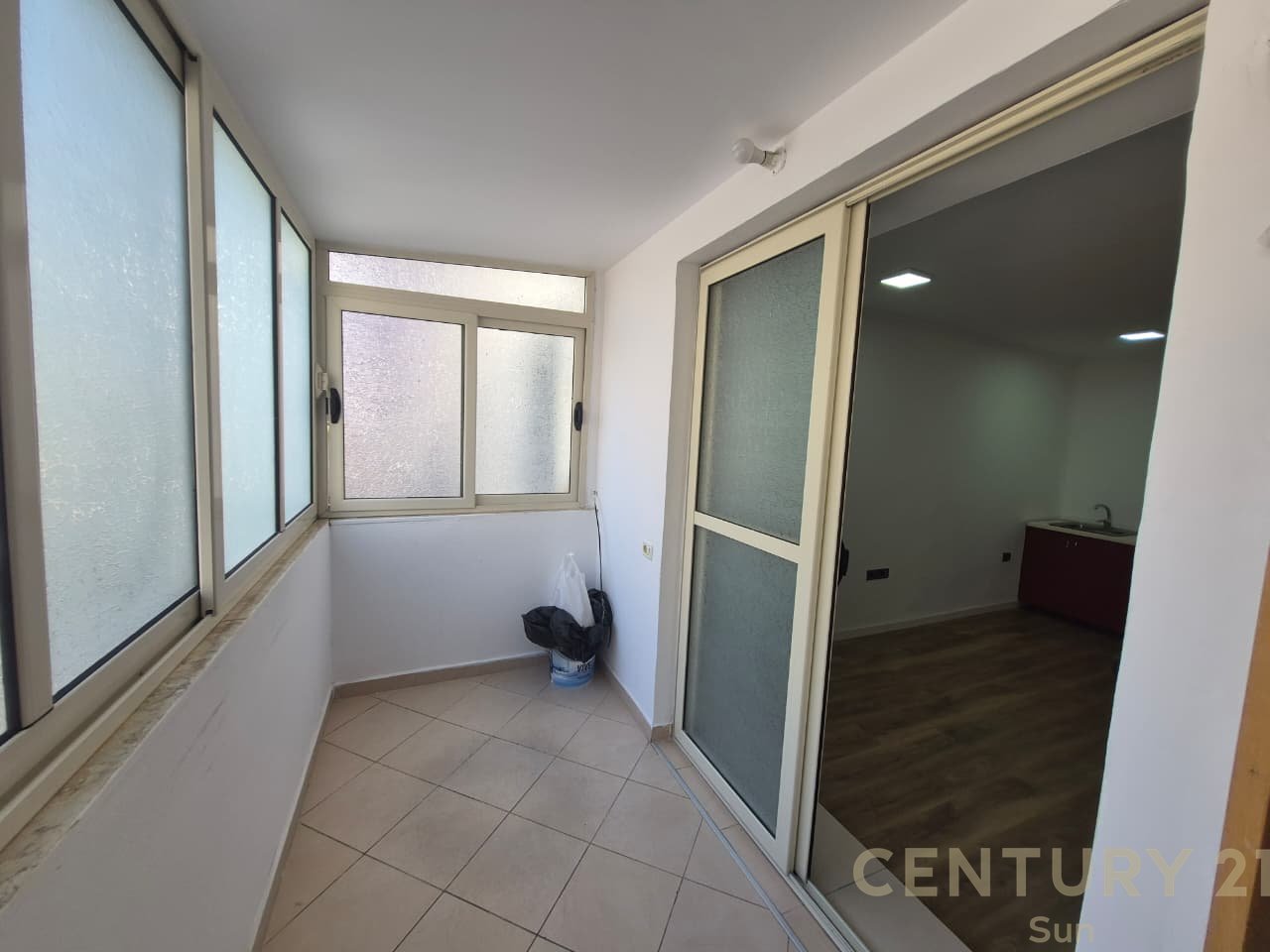 Jepet ambient zyre me qira – 80 m² | Zona 21 Dhjetori prane Garden Building!