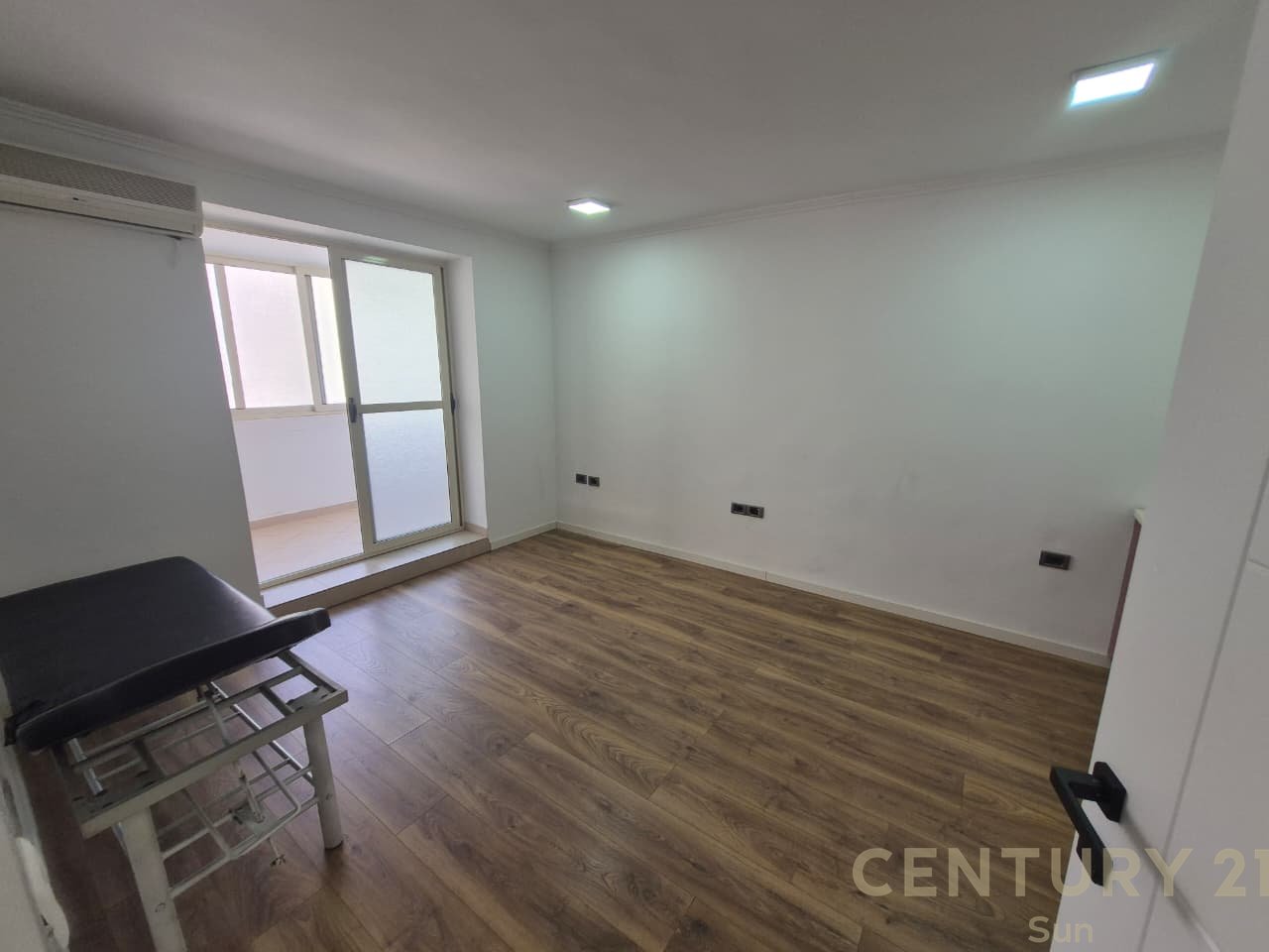 Jepet ambient zyre me qira – 80 m² | Zona 21 Dhjetori prane Garden Building!