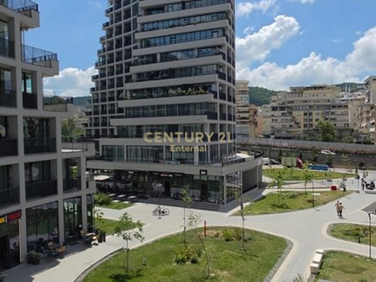 Spazio Aperto + Parcheggio in Affitto a Lake View