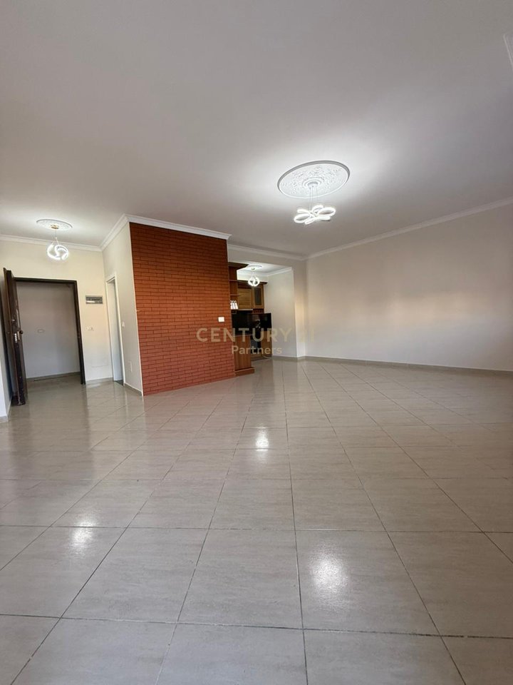 Apartament 2+1 per qira i pershatshem per banim ose zyra