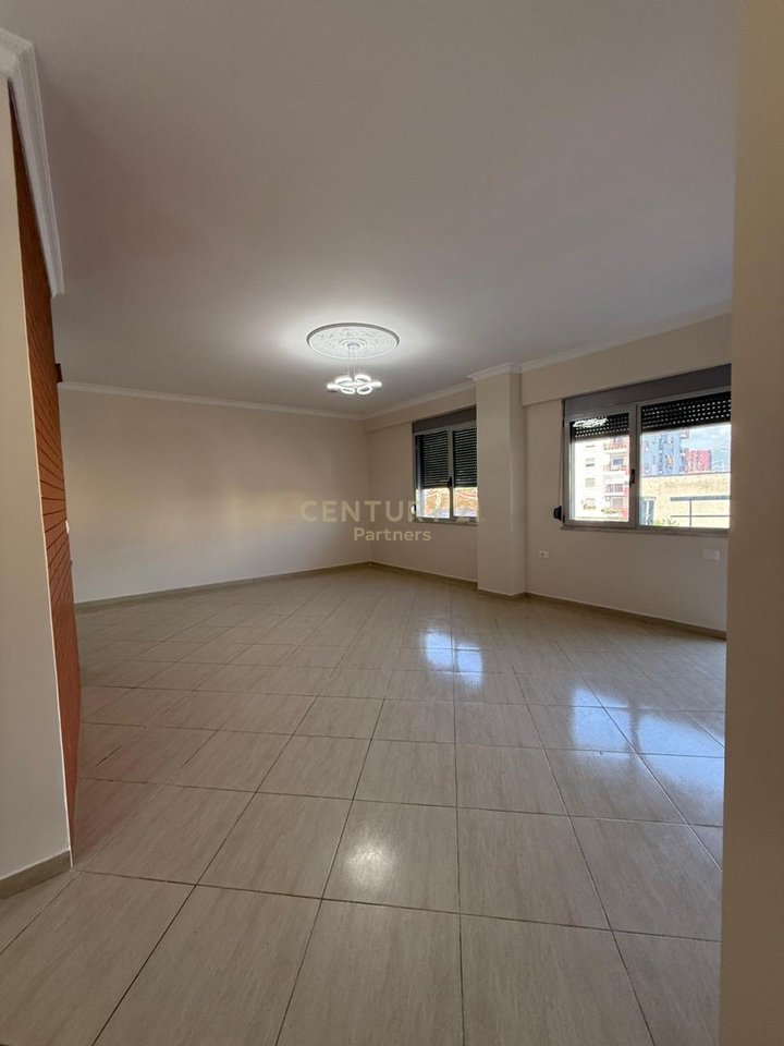 Apartament 2+1 per qira i pershatshem per banim ose zyra
