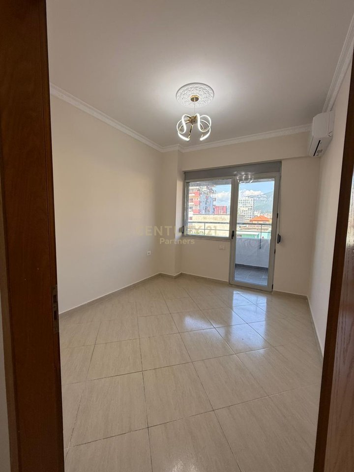 Apartament 2+1 per qira i pershatshem per banim ose zyra