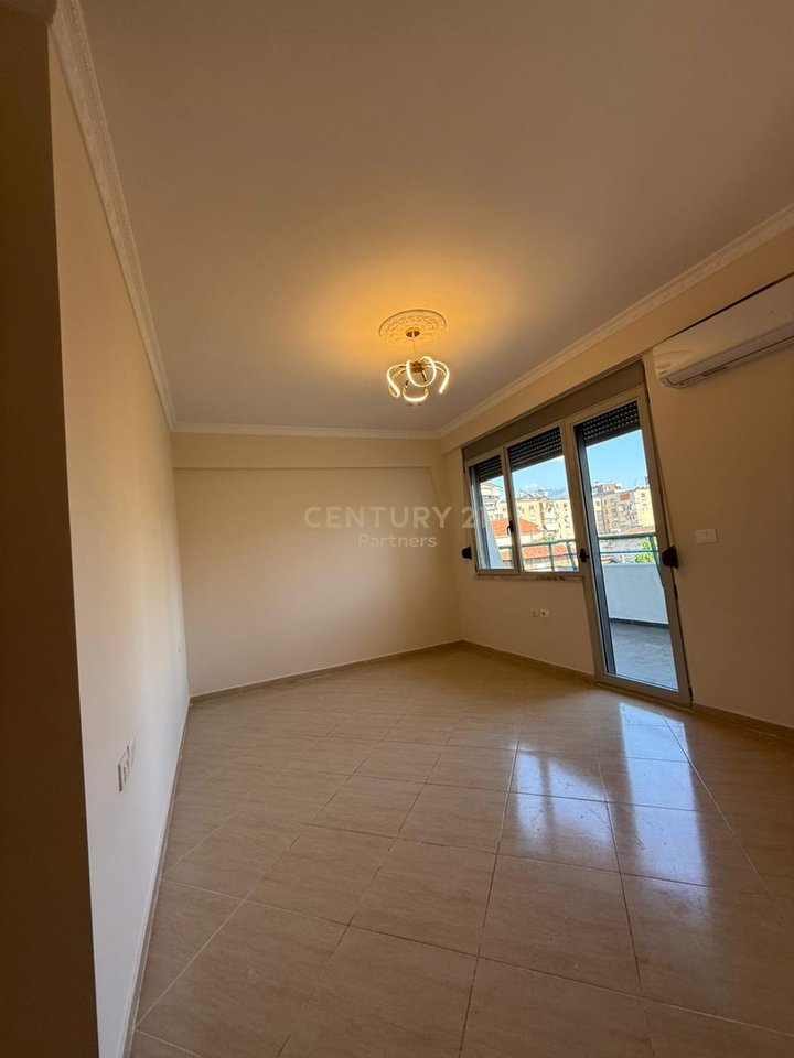 Apartament 2+1 per qira i pershatshem per banim ose zyra