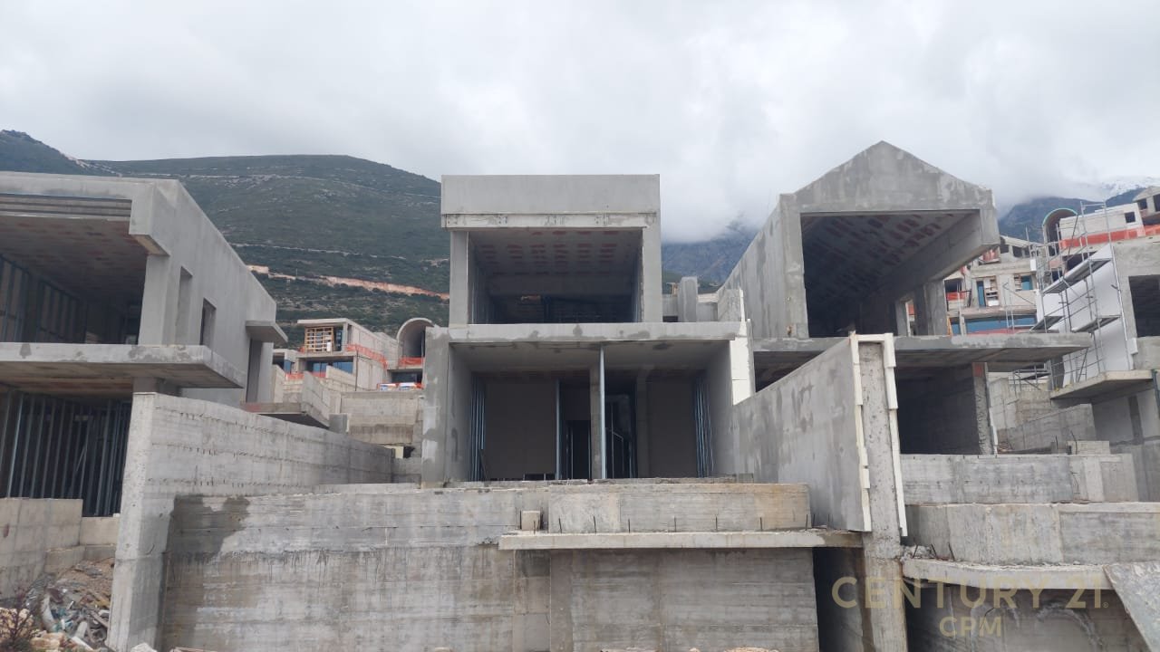 Vilë 3 kateshe me pishine në shitje në Green Coast - 990,000€