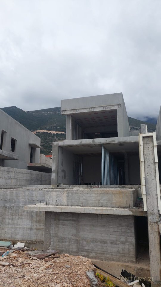 Vilë 3 kateshe me pishine në shitje në Green Coast - 990,000€