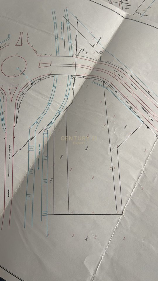 Tokë për shitje në aksin Fier–Lushnje, zonë strategjike për biznes