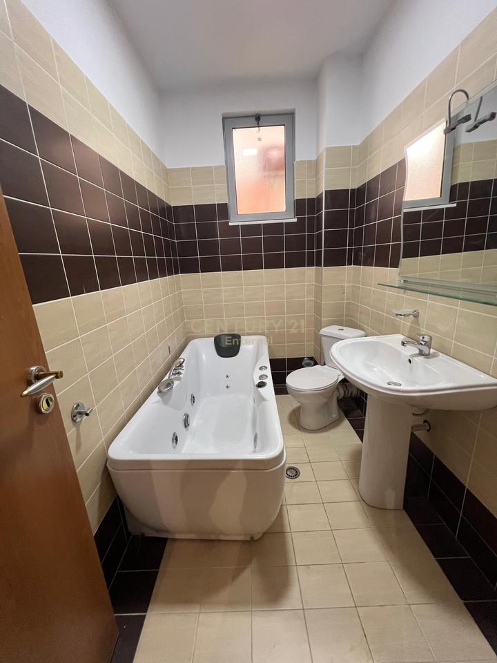 Apartament 3+1+2 Me Qira te Fresku, Tiranë
