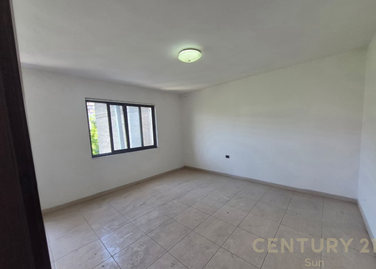 Shitet Apartament 2+1 me Dhomë Shërbimi në ish stacionin e fundit të Tiranës së Re – Mundësi Investimi!