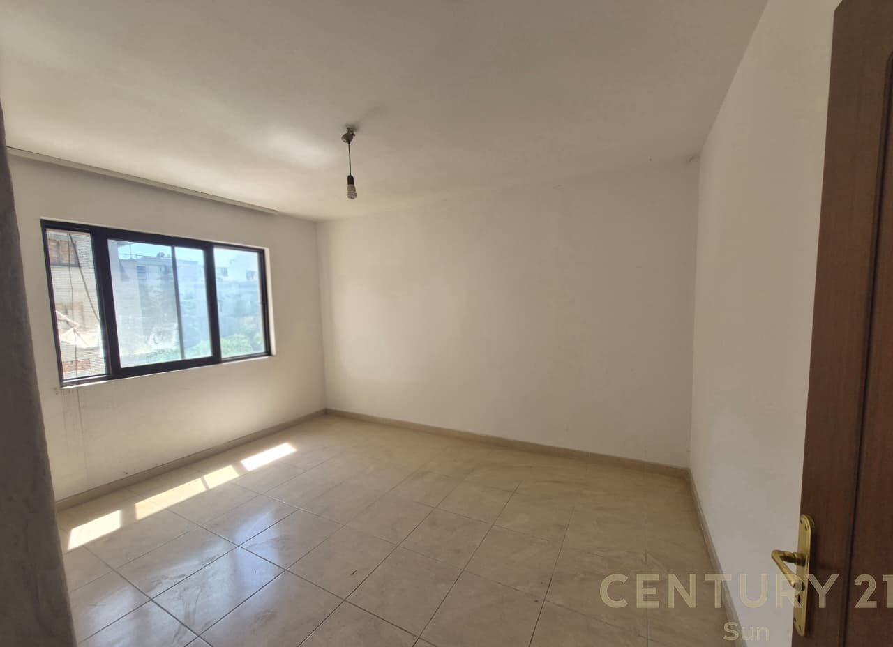 Shitet Apartament 2+1 me Dhomë Shërbimi në ish stacionin e fundit të Tiranës së Re – Mundësi Investimi!