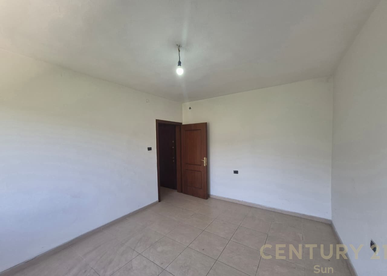 Shitet Apartament 2+1 me Dhomë Shërbimi në ish stacionin e fundit të Tiranës së Re – Mundësi Investimi!