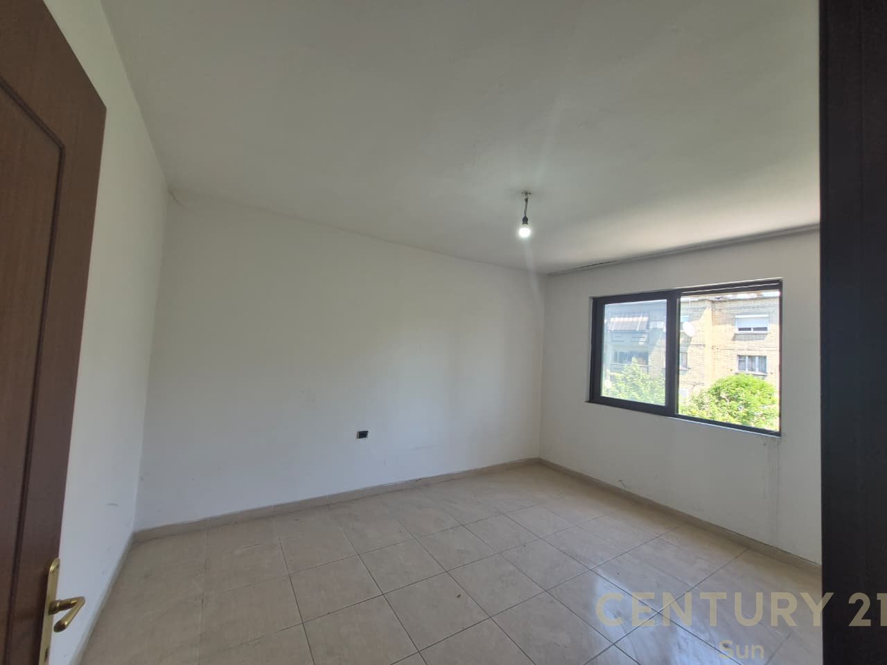 Shitet Apartament 2+1 me Dhomë Shërbimi në ish stacionin e fundit të Tiranës së Re – Mundësi Investimi!