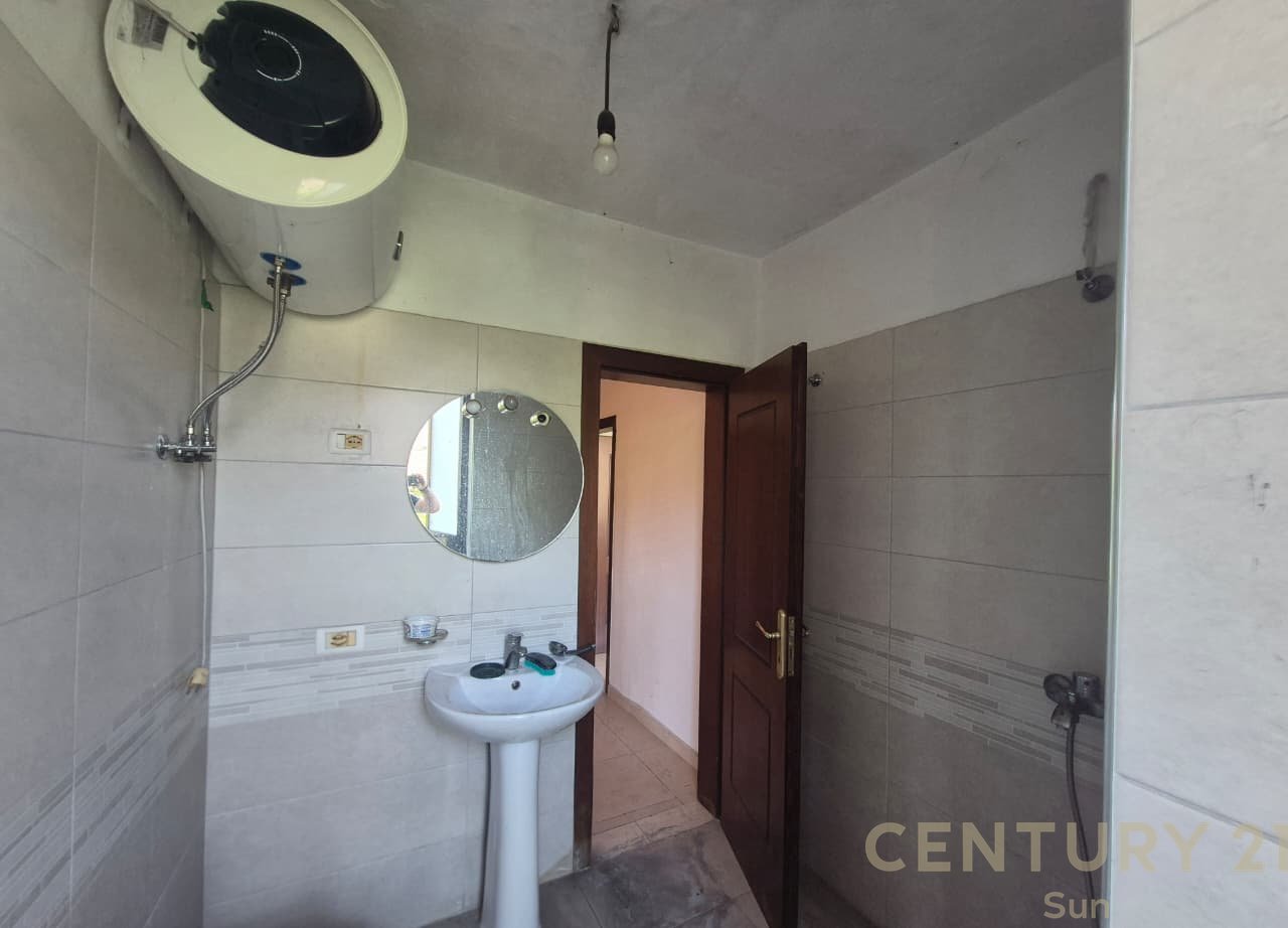 Shitet Apartament 2+1 me Dhomë Shërbimi në ish stacionin e fundit të Tiranës së Re – Mundësi Investimi!