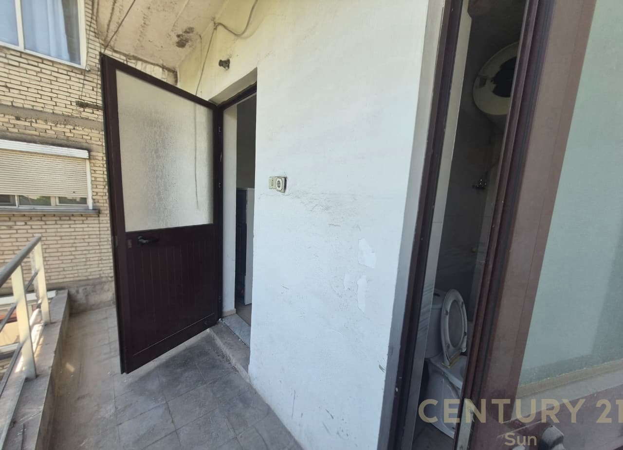 Shitet Apartament 2+1 me Dhomë Shërbimi në ish stacionin e fundit të Tiranës së Re – Mundësi Investimi!
