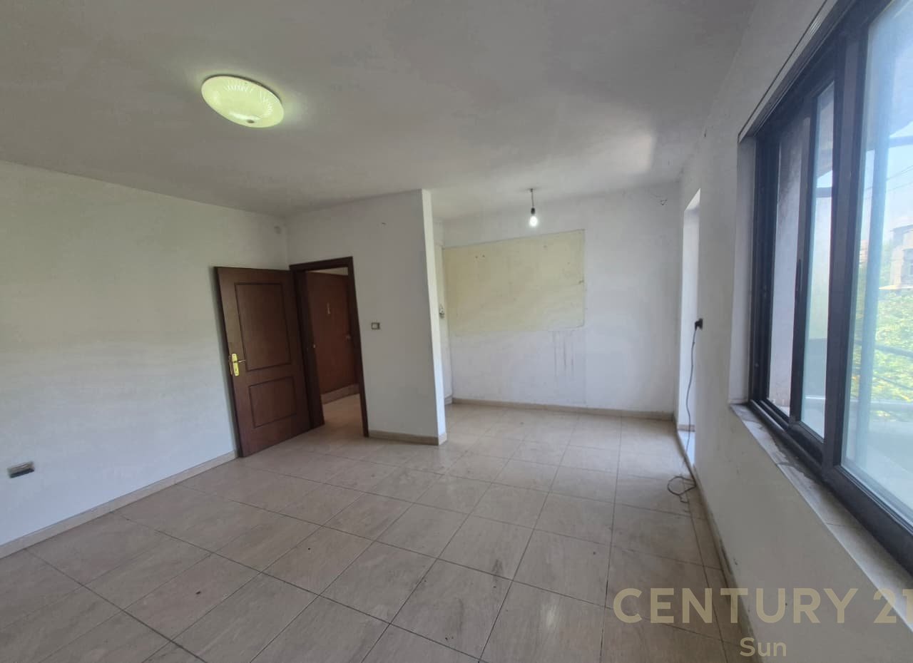 Shitet Apartament 2+1 me Dhomë Shërbimi në ish stacionin e fundit të Tiranës së Re – Mundësi Investimi!