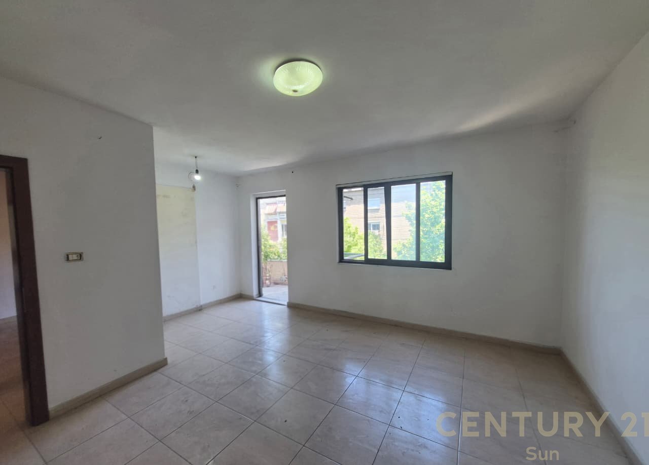 Shitet Apartament 2+1 me Dhomë Shërbimi në ish stacionin e fundit të Tiranës së Re – Mundësi Investimi!
