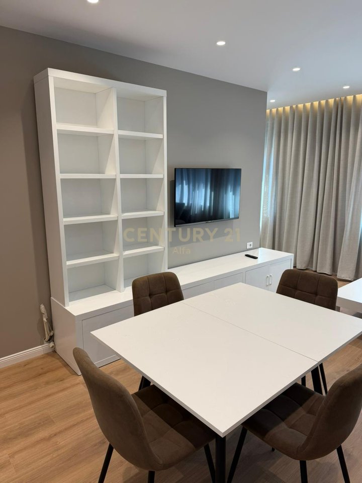 For rent 1+1+1 apartment with parking space in the Xheluks Complex, Elbasan Street!
