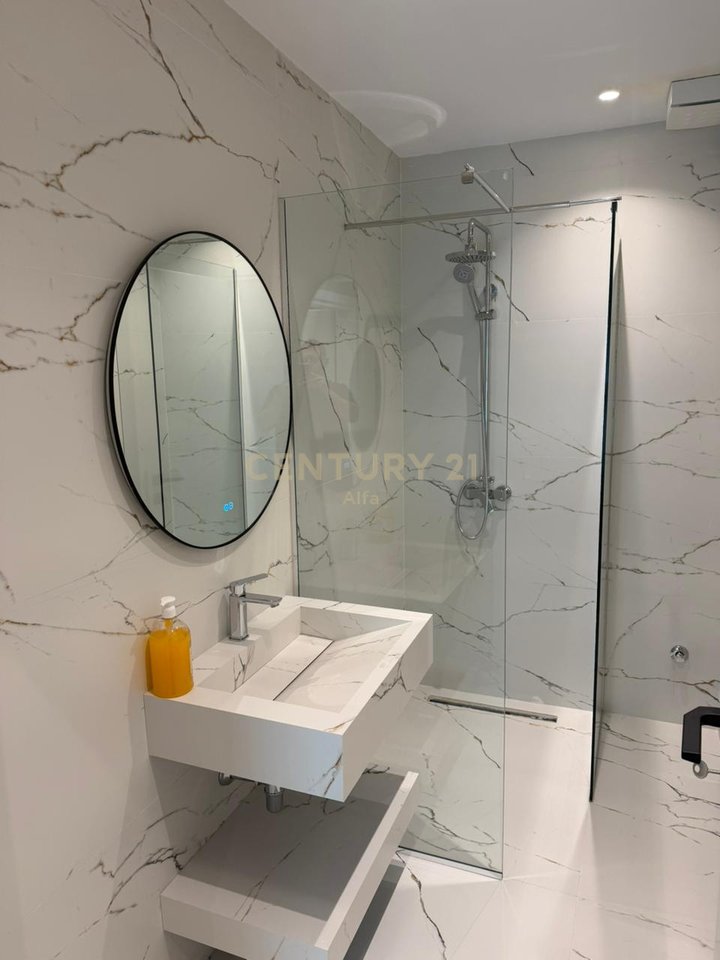 For rent 1+1+1 apartment with parking space in the Xheluks Complex, Elbasan Street!