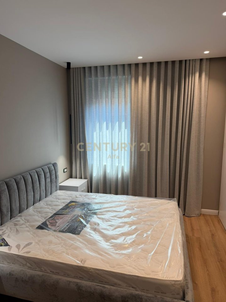For rent 1+1+1 apartment with parking space in the Xheluks Complex, Elbasan Street!