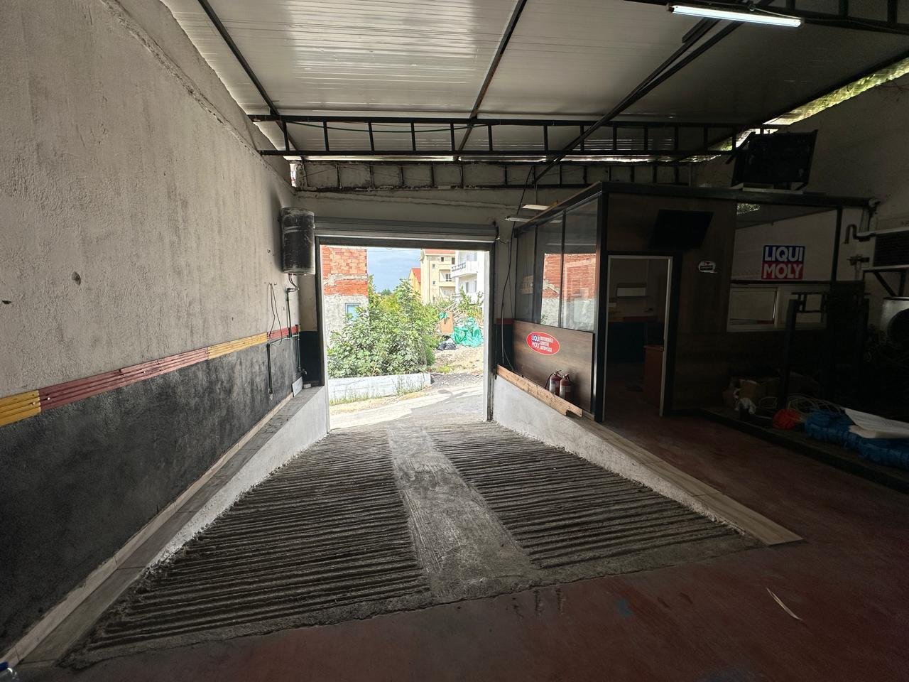Servizio auto in affitto nella zona di Ali Dem, Tirana - 300 m²