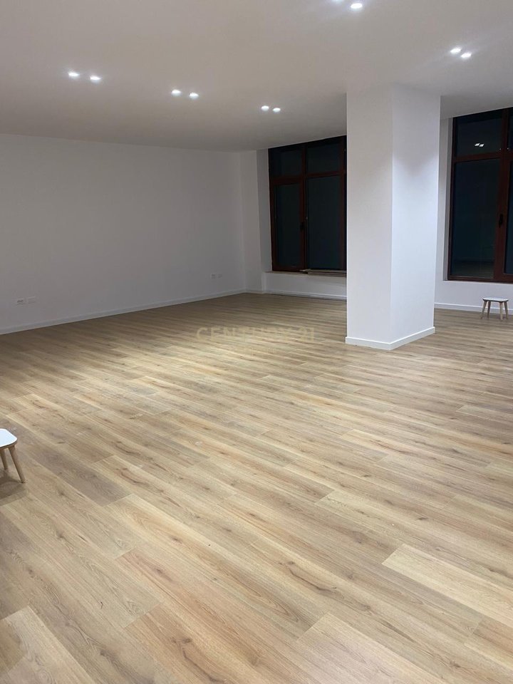 Business premises 80 m² for rent, 1st floor, opposite Vila L.
