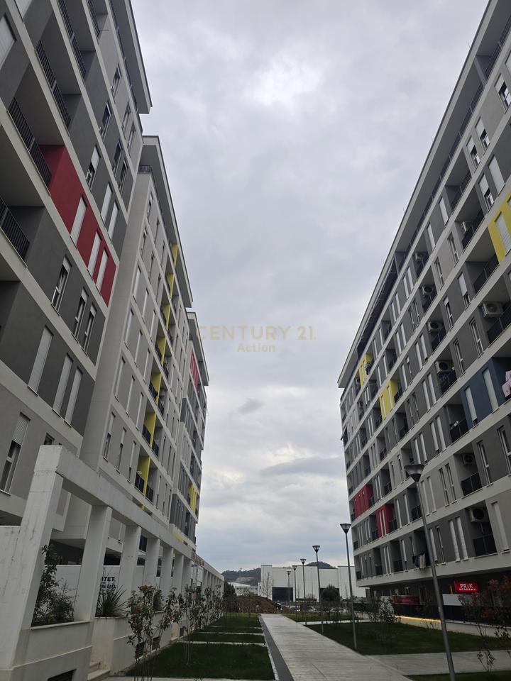 Shitet Apartament qe konvertohet ne Njësi Komerciale 2+1 + Verandë + 2 Poste Parkimi tek Univers City Residence