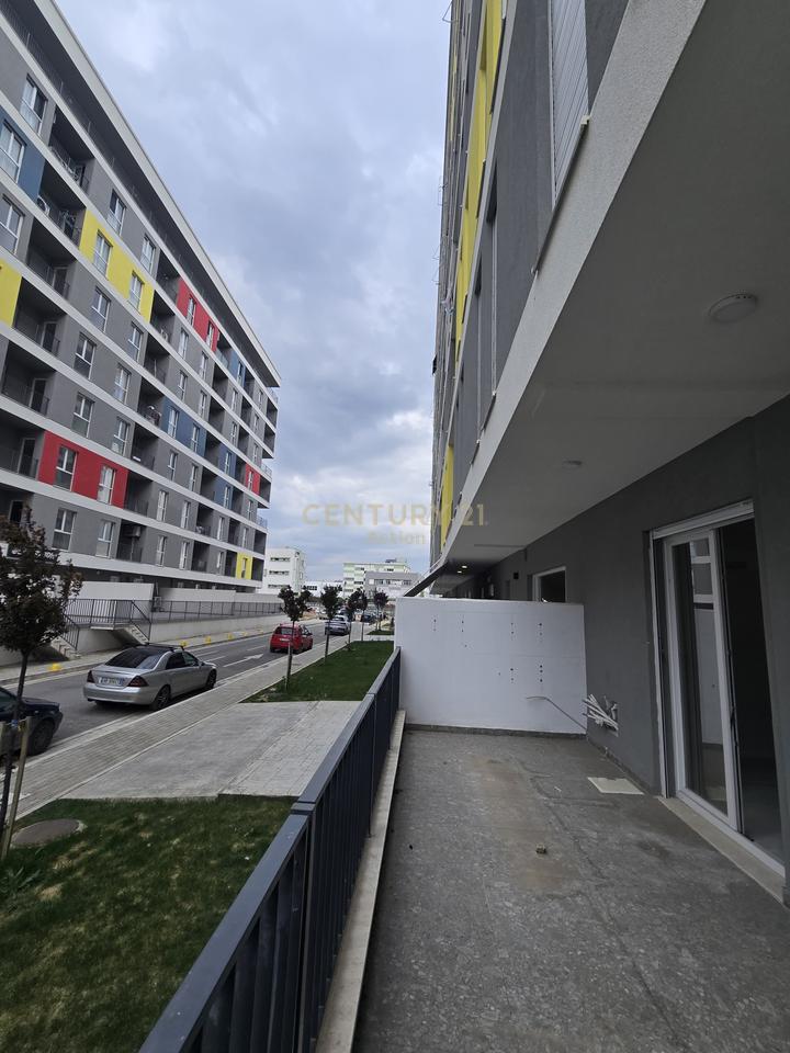 Shitet Apartament qe konvertohet ne Njësi Komerciale 2+1 + Verandë + 2 Poste Parkimi tek Univers City Residence