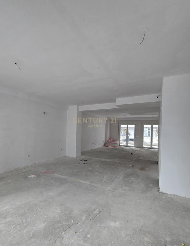 Shitet Apartament qe konvertohet ne Njësi Komerciale 2+1 + Verandë + 2 Poste Parkimi tek Univers City Residence