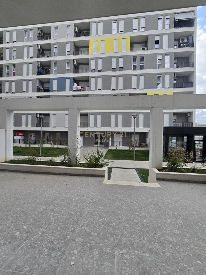 Shitet Apartament qe konvertohet ne Njësi Komerciale 2+1 + Verandë + 2 Poste Parkimi tek Univers City Residence