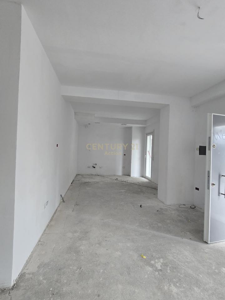 Shitet Apartament qe konvertohet ne Njësi Komerciale 2+1 + Verandë + 2 Poste Parkimi tek Univers City Residence