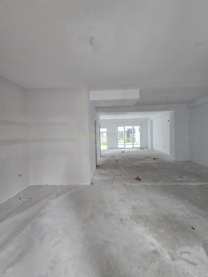 Shitet Apartament qe konvertohet ne Njësi Komerciale 2+1 + Verandë + 2 Poste Parkimi tek Univers City Residence