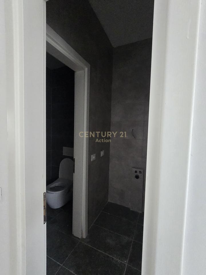 Shitet Apartament qe konvertohet ne Njësi Komerciale 2+1 + Verandë + 2 Poste Parkimi tek Univers City Residence