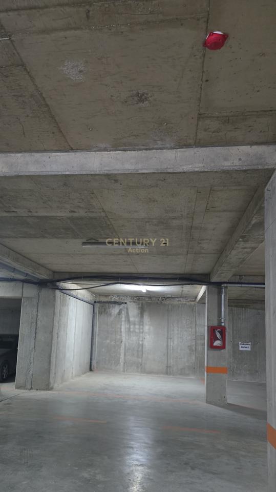 Shitet Apartament qe konvertohet ne Njësi Komerciale 2+1 + Verandë + 2 Poste Parkimi tek Univers City Residence