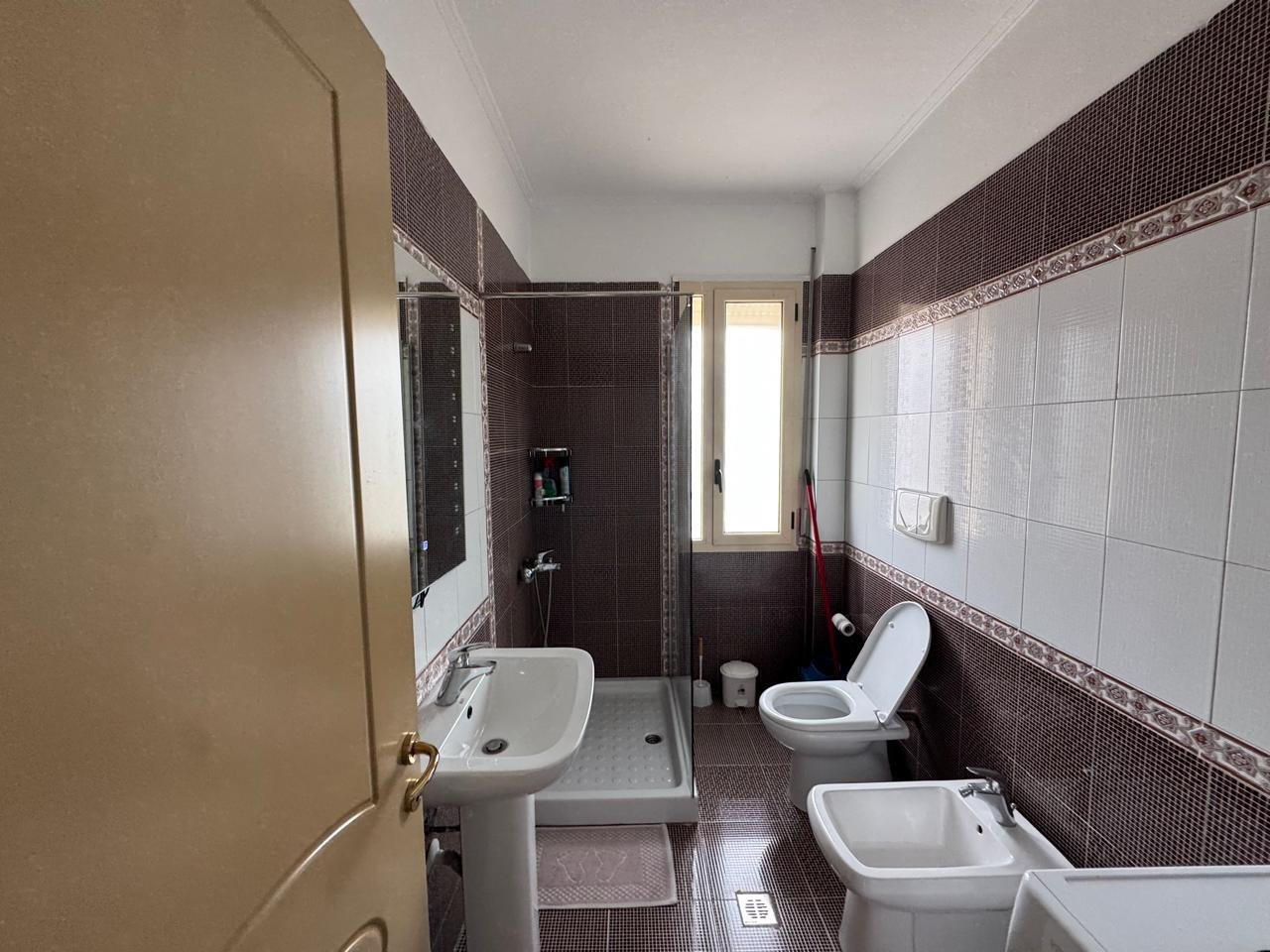 JEPET PER QIRA AFATGJATE APARTAMENTI 2+1, NE SKELE!