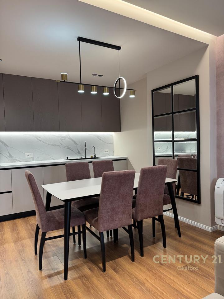 APARTAMENT 1+1 PLUS POST PARKIMI PËR QIRA TE SHKOLLA E KUQE