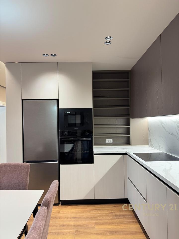 APARTAMENT 1+1 PLUS POST PARKIMI PËR QIRA TE SHKOLLA E KUQE