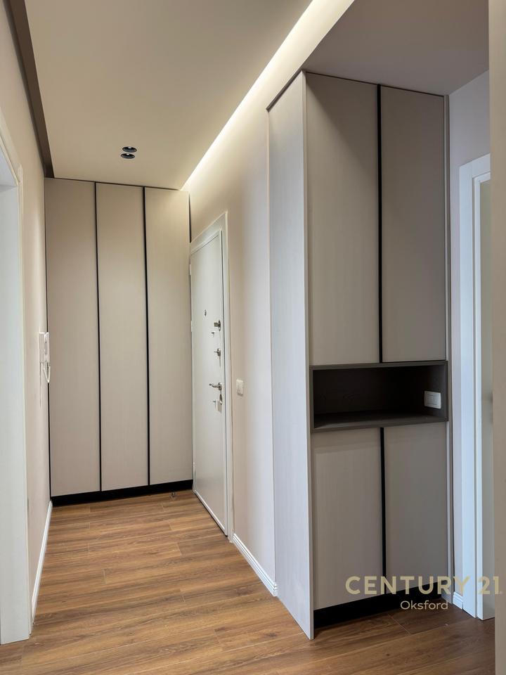 APARTAMENT 1+1 PLUS POST PARKIMI PËR QIRA TE SHKOLLA E KUQE
