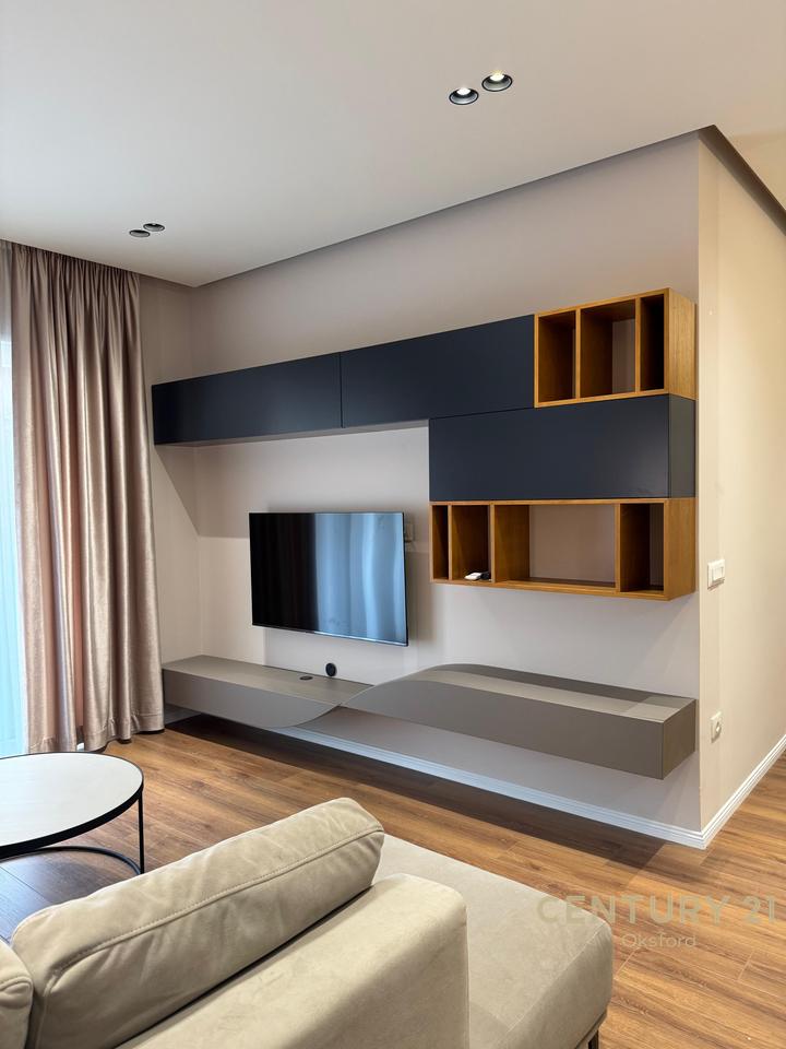 APARTAMENT 1+1 PLUS POST PARKIMI PËR QIRA TE SHKOLLA E KUQE