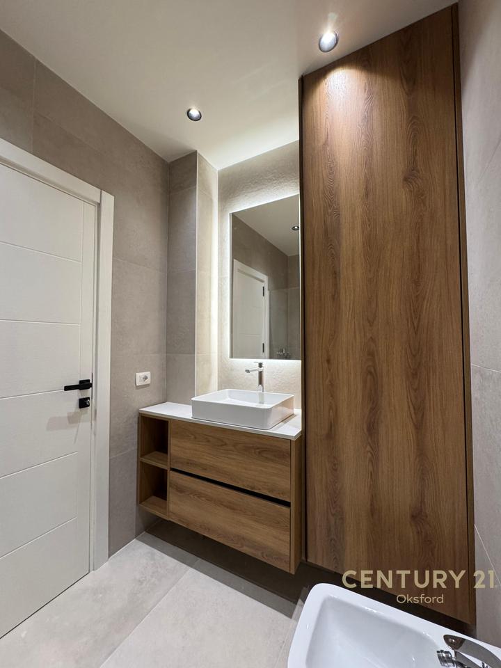 APARTAMENT 1+1 PLUS POST PARKIMI PËR QIRA TE SHKOLLA E KUQE