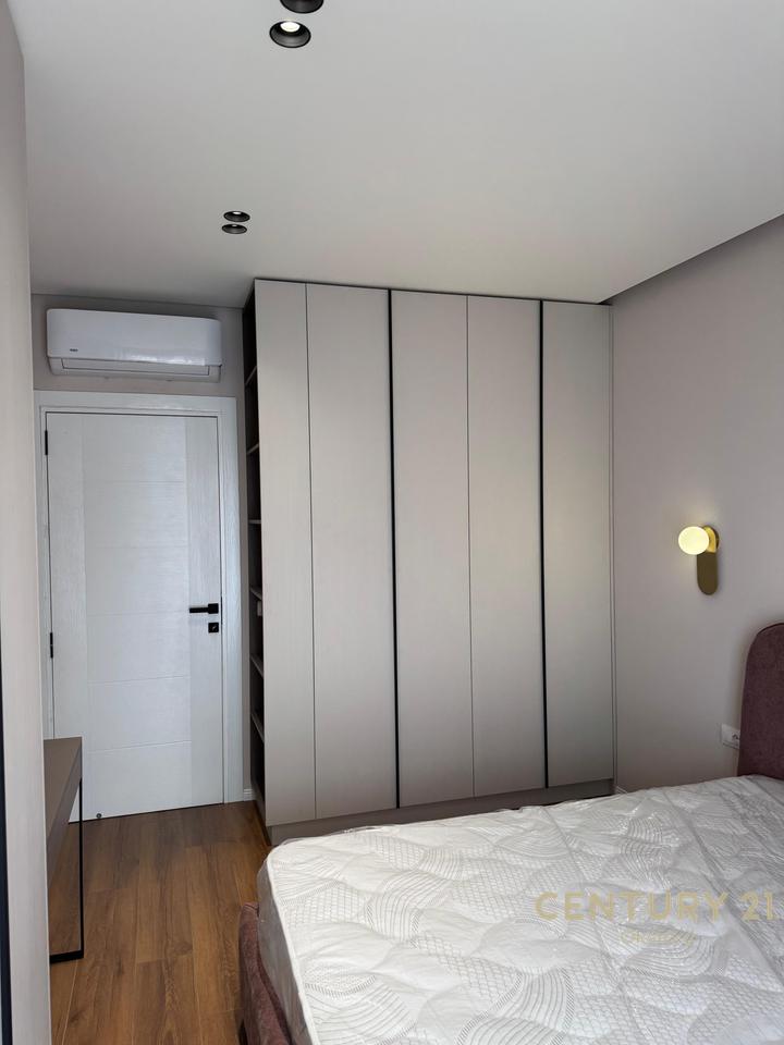 APARTAMENT 1+1 PLUS POST PARKIMI PËR QIRA TE SHKOLLA E KUQE