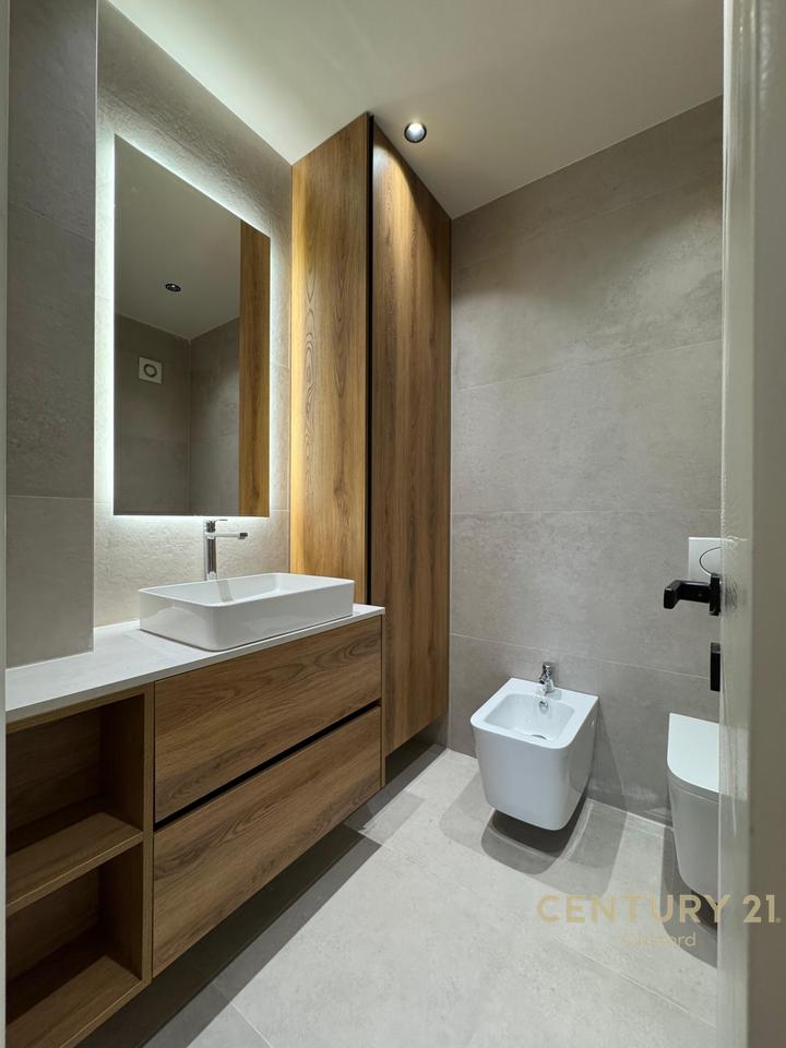 APARTAMENT 1+1 PLUS POST PARKIMI PËR QIRA TE SHKOLLA E KUQE