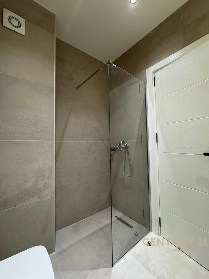 APARTAMENT 1+1 PLUS POST PARKIMI PËR QIRA TE SHKOLLA E KUQE