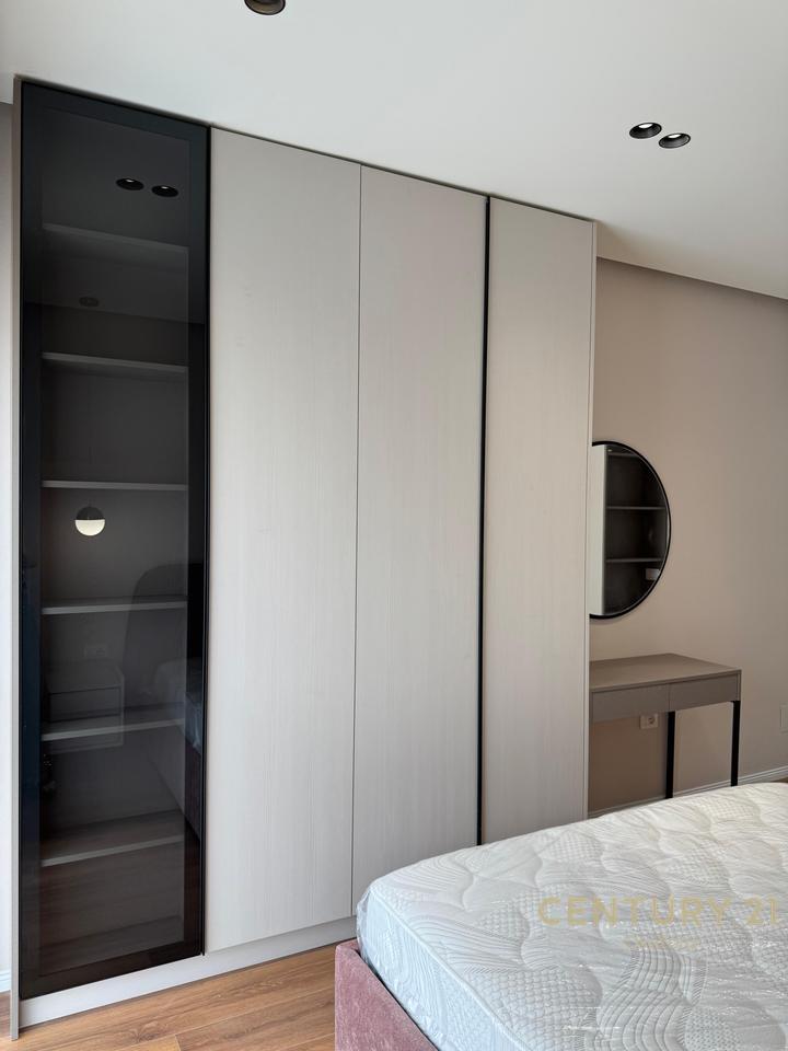 APARTAMENT 1+1 PLUS POST PARKIMI PËR QIRA TE SHKOLLA E KUQE